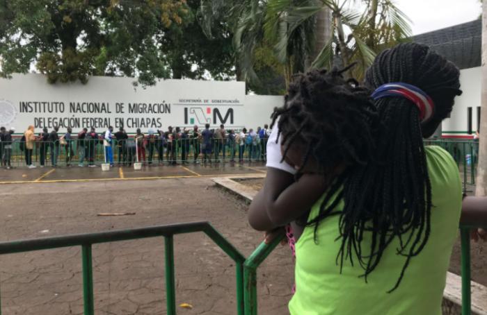 Policías de Chiapas encierran a familias haitianas y las entregan al INM