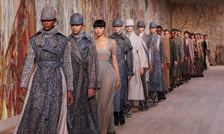 El desfile de alta costura de Dior en París tuvo tapices que celebraron las obras de una pareja de artistas indios 