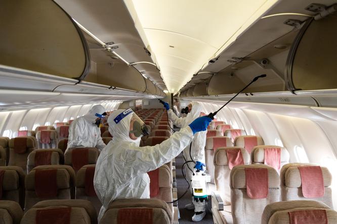 Covid: las posibilidades de contagio en un avión con ómicron en el aire