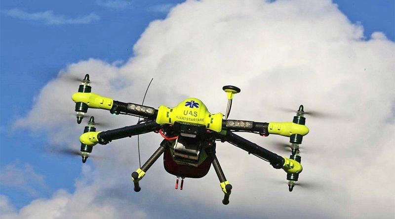 Zweeds experiment is succesvol: een drone met defibrillator is vaak sneller bij het slachtoffer dan de ziekenwagen Zweeds experiment is succesvol: een drone met defibrillator is vaak sneller bij het slachtoffer dan de ziekenwagen