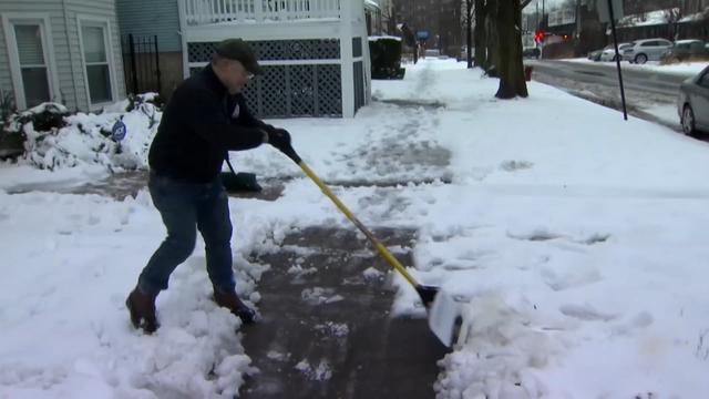 Consejos para palear la nieve y evitar percances médicos