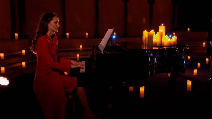 ¡Toda una estrella de la música! Kate Middleton muestra su talento al tocar el piano en un concierto navideño