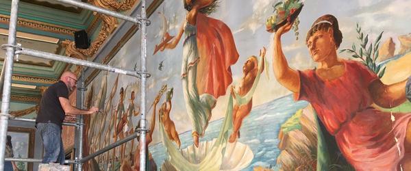 Dans la salle des mariages d'Agde, une peinture murale est en cours de restauration