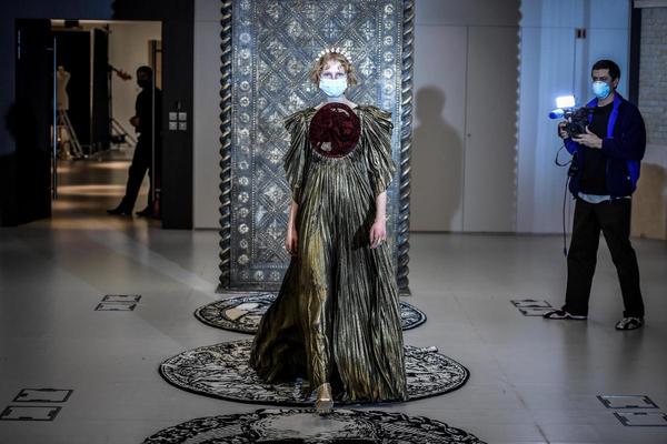 Le Papesse, le Diable, le Fou Dior tire les cartes dans un mystique défilé haute couture 