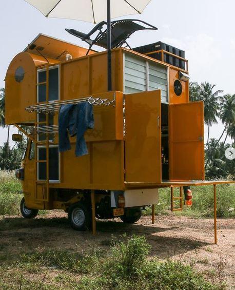 La minicasa más pequeña y sostenible del mundo: construida sobre una moto y con material reciclado