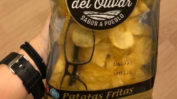 Una empresa de patatas fritas explica cómo unas gafas llegaron dentro de la bolsa de una clienta