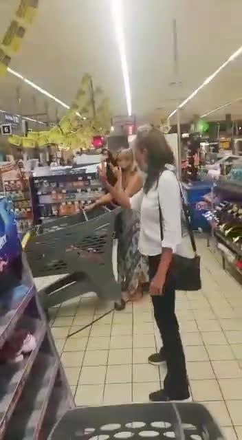 Exhiben a mujer usando sus calzones como cubrebocas en un supermercado de Sudáfrica