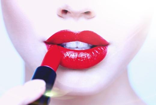 Le saviez-vous ? : porter du rouge à lèvres a longtemps été associé à une nature malveillante 