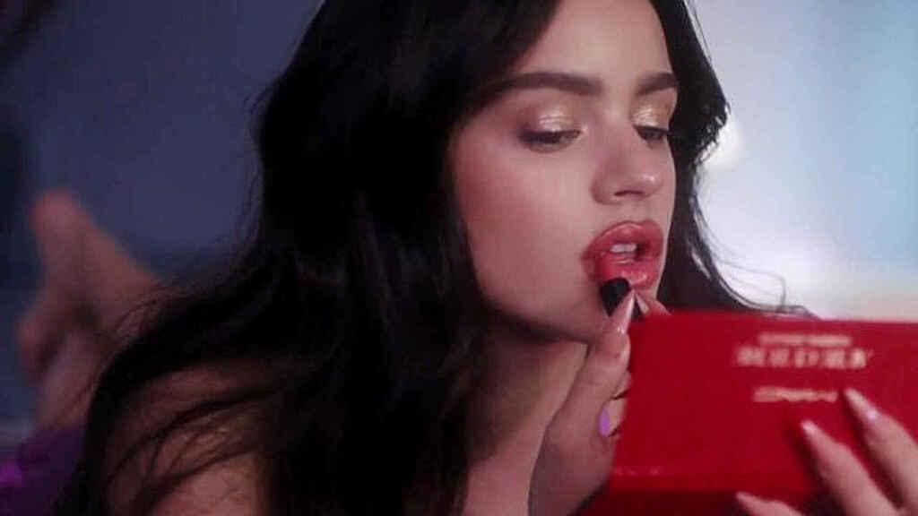 Corazón Rosalía crea una colección de cosméticos con MAC inspirada en su propio estilo 