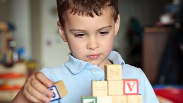 Réforme des services en matière d’autisme : des familles laissées pour compte