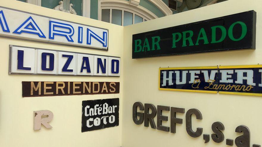 Letreros de comercios madrileños desaparecidos vuelven a cobrar vida en Carabanchel 