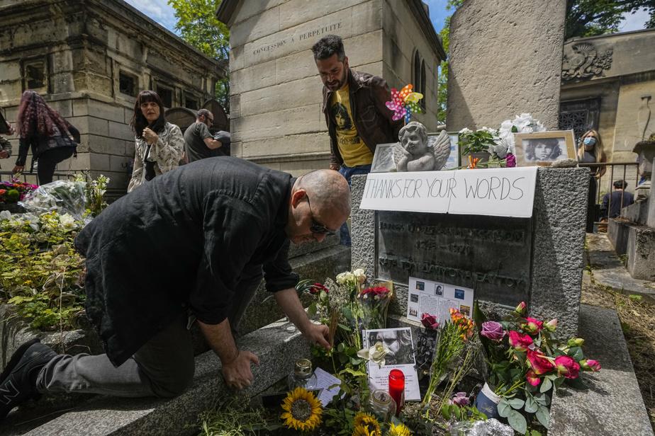 Jim Morrison: 50 après sa mort, sa tombe aimante toujours les foules au Père-Lachaise 