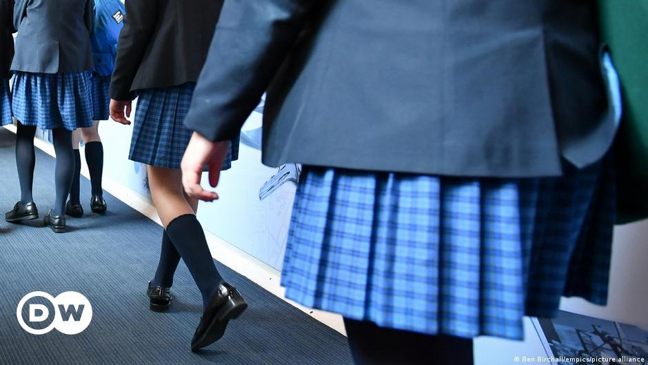 Escuela británica pide a niños y profesores llevar falda para "promover la igualdad"