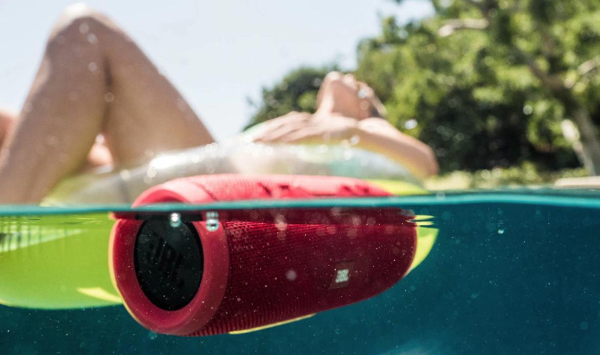 Los mejores altavoces resistentes al agua para llevar a la piscina o la playa