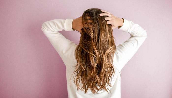 Cure de sébum : l'astuce pour prendre soin de ses cheveux 