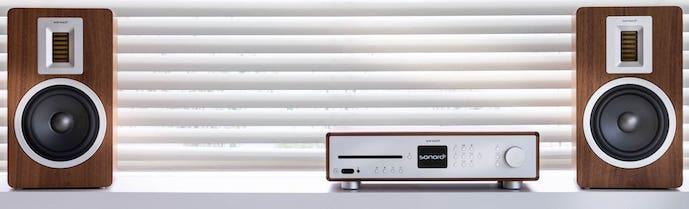 Sonoro: the all-in-one maestro channel, the Orchestra speakers and the Platinum vinyl plate are adorned with wood