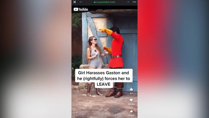 Exponen a mujer tocando inapropiadamente al personaje de Gaston en Disney Register for free to continue reading