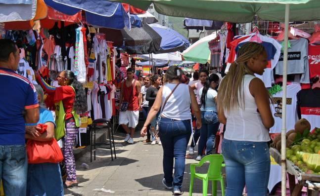 Alcaldía cobraría por el uso del espacio público a vendedores informales y restaurantes en Bogotá