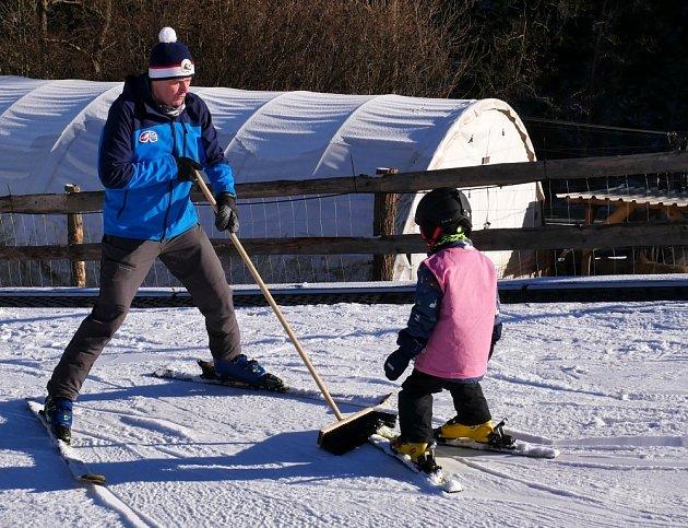 Malí lyžaři na Potštátě. Lyžařská škola je v obležení a děti čekal 'bonbonek'