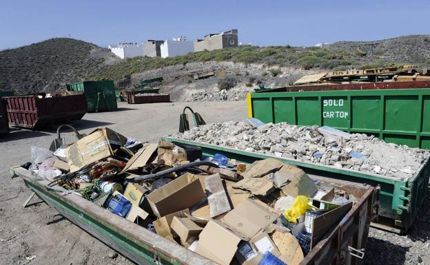 El Gobierno canario penalizará con tasas la basura que se tire en los vertederos