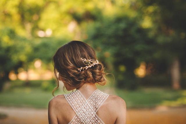 Los mejores recogidos para novias que quieren llevar tiara o diadema