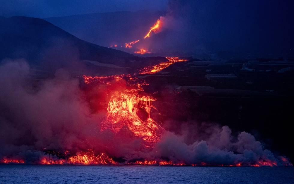 Históricas imágenes de la lava del volcán de La Palma llegando al mar y formando una gran catarata de fuego en el acantilado 