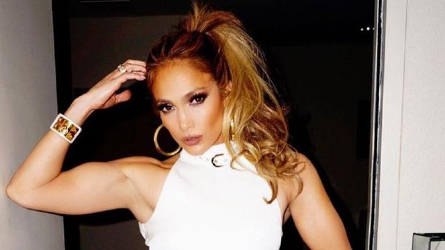 Jennifer Lopez teaches us how to use ' bootcut jeans to lift the buttocks and lengthen the legs 