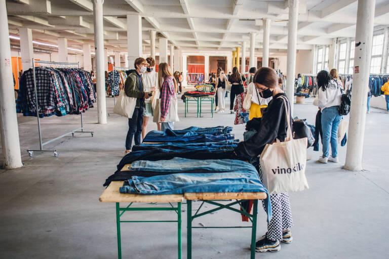 Vinokilo llega de nuevo a Alicante: una oportunidad para adquirir ropa y accesorios de segunda mano y vintage al peso