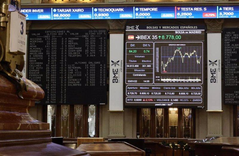 El Ibex cierra una semana de alta volatilidad con pérdidas acumuladas del 1% 
