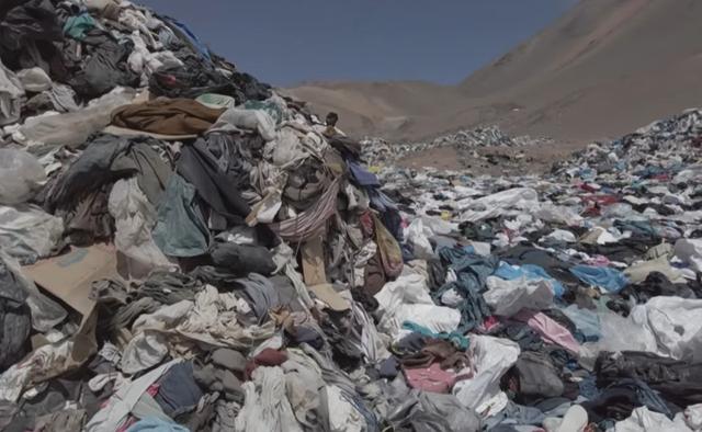 Una montaña cada vez más grande de ropa sin vender de las cadenas de 'fast fashion' se está amontonando en el desierto de Chile 