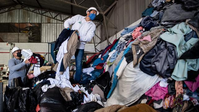 Moda tóxica: impactantes imágenes muestran un colosal “cementerio de ropa” en el desierto de Atacama