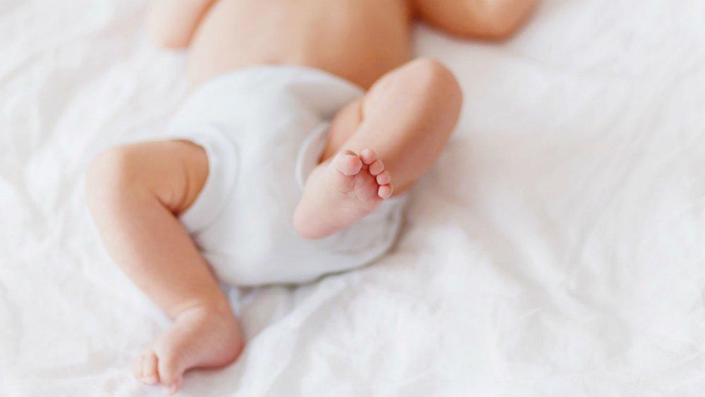 Un bébé garde la même couche pendant plusieurs jours et meurt d'un érythème fessier