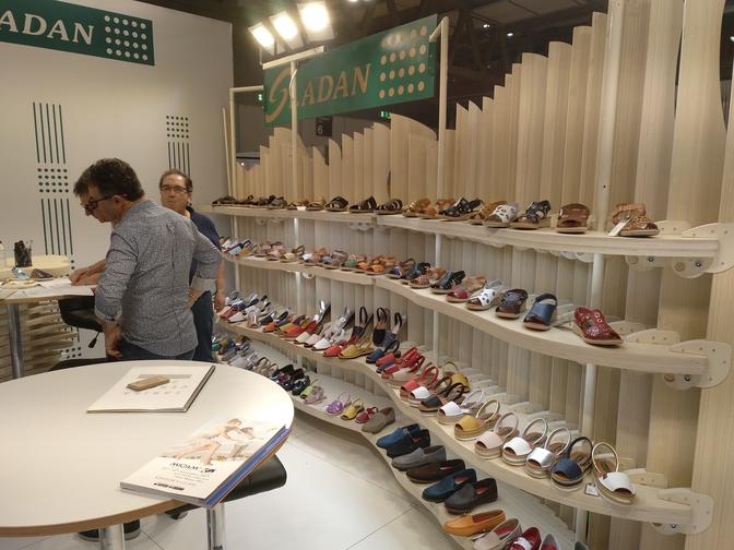 El calzado de Caravaca de la Cruz viaja a la Feria de Milán con los productos de varias empresas 