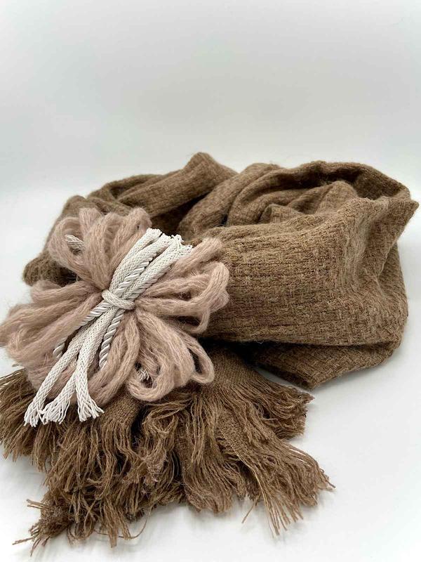 Los jerséis y bufandas más cañeros de este invierno los crea este bilbaíno y los vende su madre en su tienda 