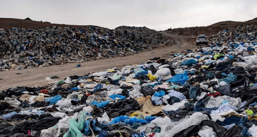 El desierto tóxico que acumula toneladas de ropa usada en el norte de Chile 