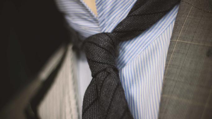 Errores al usar corbata que debes evitar a toda costa 