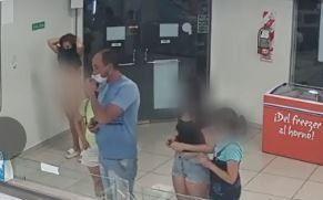 Inusual: en Godoy Cruz, una mujer se desnudó en heladería para usar la ropa como barbijo - Información General Inusual: en Godoy Cruz, una mujer se desnudó en heladería para usar la ropa como barbijo 