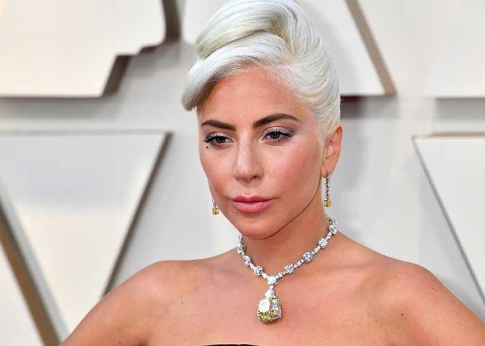 Kim Kardashian or Lady Gaga?The singer impacts with her new look