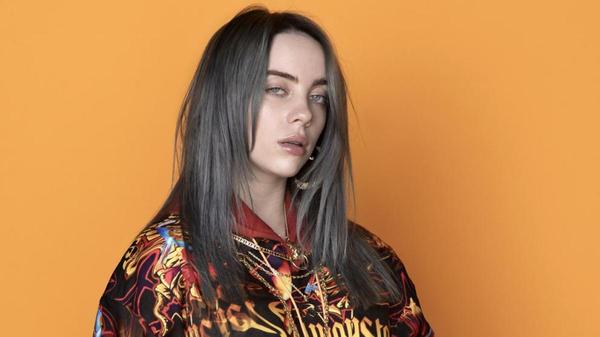 Billie Eilish, flag bearer of an extravagant look only in hair and nails
