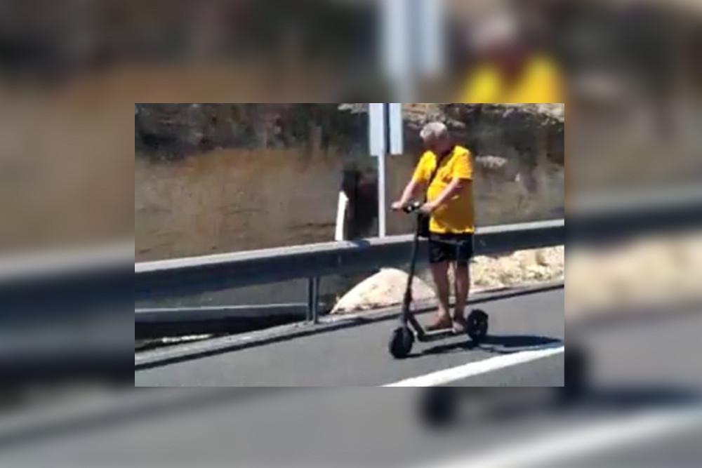 Pillado en patinete eléctrico, por el arcén de una autovía y sin casco (y ya van dos en la misma carretera) 