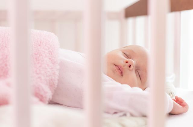 ¿Cómo debe dormir un bebé? Posición y tips para mantenerlo seguro 