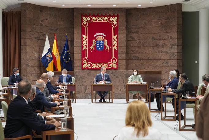 Felipe VI remarca su "cercanía y afecto" a La Palma en la entrega de la Medalla de Oro al Parlamento de Canarias