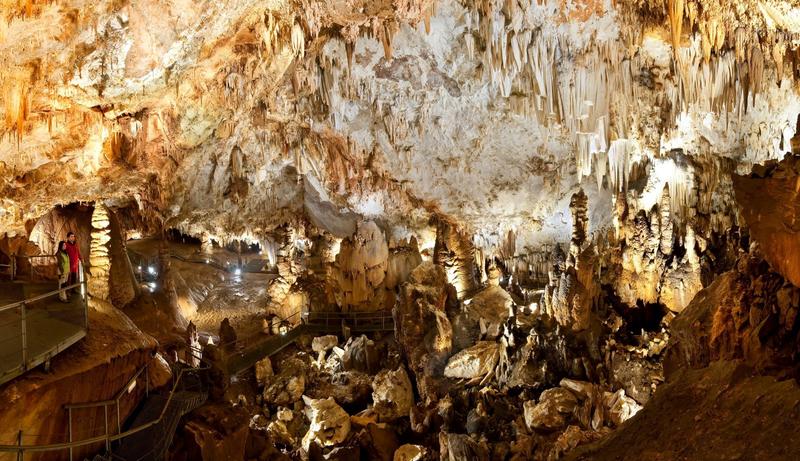 The caves of Pozalagua, where the protagonists are the eccentric stalactites