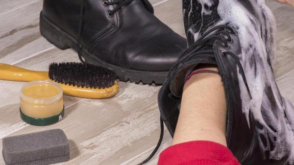 Productos básicos que necesitas tener para limpiar bien tus zapatos