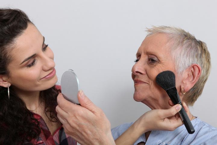La rutina de maquillaje mejora la salud de las mujeres mayores 