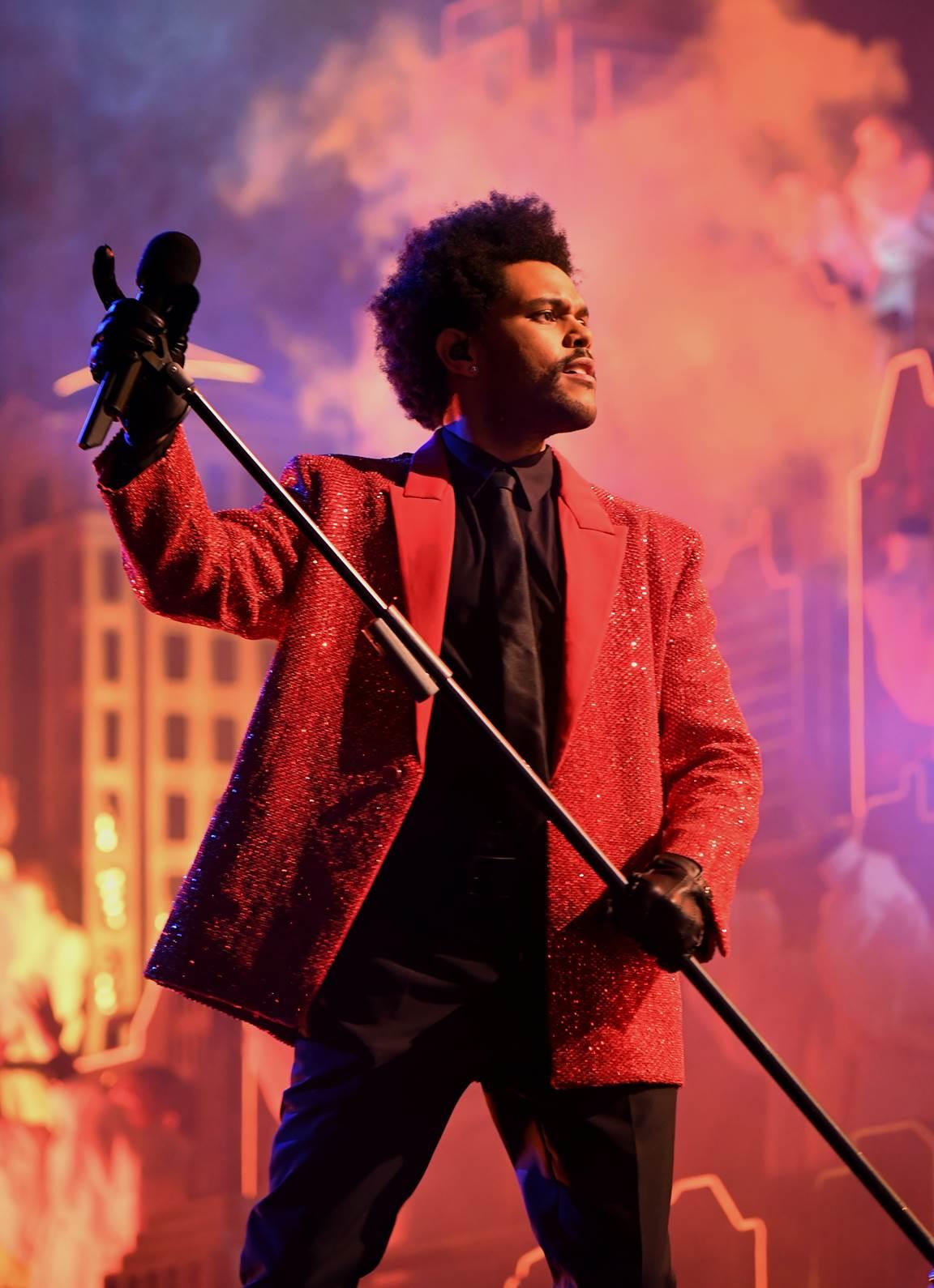 The Weeknd enflamme la scène du Super Bowl en costume rouge Givenchy 