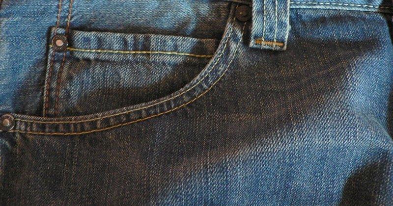 What is the mini-poche's used on the front?A businessman and a tailor at the origin of jeans!