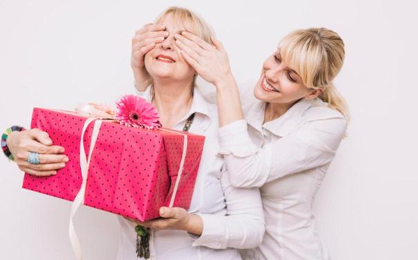 What to give my mother at Christmas - The best ideas!