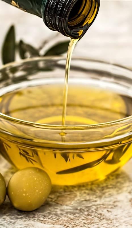 8 surprising uses of olive oil off the table