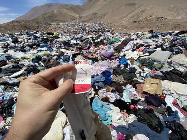 La moda del descarte rápido transformó el desierto de Atacama en un inmenso basural de ropa  